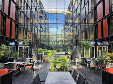 Letonya, Riga, 30 Eylül 2023: Radisson Blu Riga Oteli, Letonya 'da bahçeli ve hasır kaplamalı iç verandanın içi