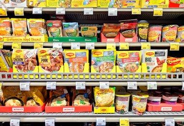 Letonya, Riga, 25 Eylül 2023: Riga 'daki süpermarket raflarında çeşitli Maggi hazır ürünleri sergilenmektedir. Letonya
