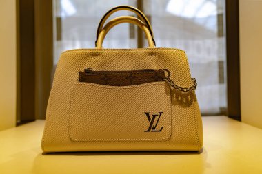  ITALY, MILAN, 25, AUGust, 2023: Louis Vuitton 'un moda çanta standı butiğin Milan, İtalya' daki satış alanının merkezinde. Louis Vuitton bir Fransız moda evi, dünyanın önde gelen uluslararası moda evlerinden biri.