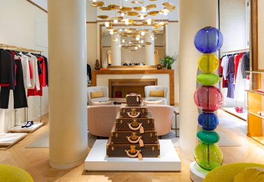  ITALY, MILAN, 25, AĞUSTOS, 2023: Louis Vuitton, İtalya 'nın Milano şehrindeki alışveriş merkezinde lüks ürünler satan bir mağaza