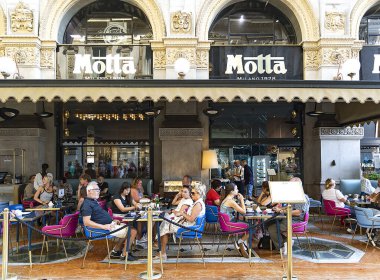 İtalya, MILAN, AUGust, 23, 2023: Alışveriş merkezindeki kafeler ve restoranlar Galleria Vittorio Emanuele II, İtalya Krallığının ilk kralının adını almıştır. Milan, İtalya