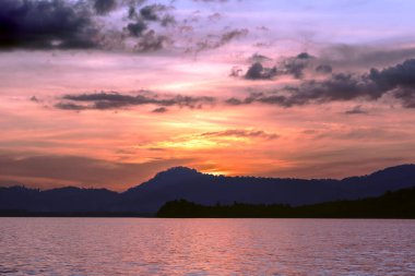 Malezya, Andaman Denizi 'ndeki Langkawi adasının üzerinde güzel renkli bir gün batımı. Masaüstü duvar kağıdı. Doğa. Seyahat kavramı.