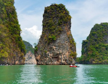 THAILAND, 25, FEBRUARY, 2023: Tropikal Koh Hong adasındaki bir lagünün girişindeki kanolardaki turistler Andaman Denizi, Tayland 'da ünlü bir turdur. Koh Hong adası Than Bok Khorani içinde yer almaktadır.