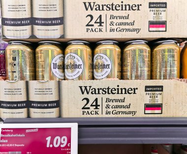 LATVIA, RIGA, 14, OCTOBER, 2023: Lidl süpermarketinin raflarındaki alüminyum kutularda Warsteiner premium bira, Riga. Letonya