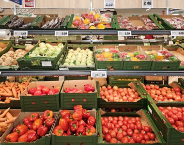 LATVIA, RIGA, 10, OCTOBER, 2023: LIDL süpermarketinde taze sebzelerle dolu büyük bir sebze bölümünün içi. Letonya