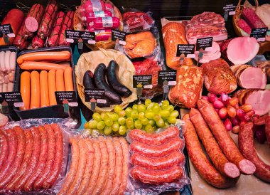 LATVIA, RIGA, 15, OCTOBER, 2023: RIMI süpermarketindeki çeşitli üreticilerden farklı yemek çeşitlerinde geleneksel tütsülenmiş ürünler, Riga. Letonya