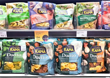 LATVIA, RIGA, 14, OCTOBER, 2023: Gran Ravioli Gourmet Giovanni Rana Riga 'daki süpermarket raflarında çeşitli katkı maddeleriyle. - Letonya. İtalyan Mutfağı.
