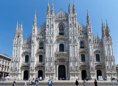 ITALY, MILAN, AUGust, 23, 2023: Milan Katedrali veya Duomo di Milano, İtalya 'nın Lombardiya bölgesinin kuzey kesimindeki Piazza del Duomo meydanında yer alan bir katedral kilisedir..