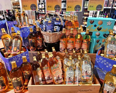 LATVIA, RIGA, 15, ECTOBER, 2023: Gerstacker Apfel Gluh Punsch ile birlikte SKY 'de ve daha fazla alışveriş merkezi Riga' da tanıtım paleti. Letonya