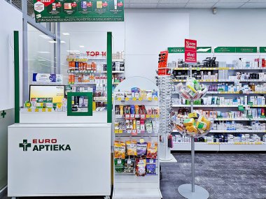 LATVIA, RIGA, 15, OCTOBER, 2023: İlaç vitamin takviyeli modern eczane içi ve tezgah sağlık ürünleri ve Riga, Letonya 'daki salonun ortasında bir kasiyenin üzerinde