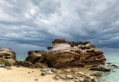 Phuket Tayland 'da Patong plajı yakınlarındaki Kalim sahilinde kayaların olduğu güzel bir deniz manzarası. Tayland 'daki tropik cennet. Phuket turistlerin uğrak yeridir.