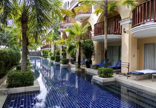 2023年2月18日 Phuket Graceland度假村和泰国帕东温泉酒店的游泳池被美丽的棕榈树公园环绕 图库图片