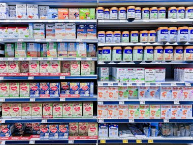 LATVIA, RIGA, 18, OCTOBER, 2023: Yeni nesil patentli bebek formülü Friso, Hipp, Tutteli ve süpermarketin bebek bölümündeki diğer kuru besin formülleri Riga. Letonya