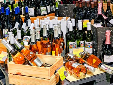 LATVIA, RIGA, 15, ECTOBER, 2023: Langlois Chateau Brut Rose şarabı ve diğerleriyle birlikte SKY ve More alışveriş merkezi Riga 'da büyük bir tanıtım paleti. Letonya