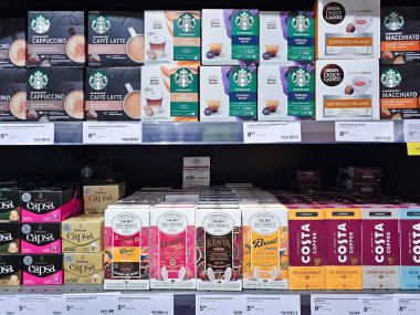 Letonya, Riga, 28 Ekim 2023: Bir Lidl mağazasında çeşitli Starbucks ve Costa kahve kapsülleri satılmaktadır. Riga. Letonya