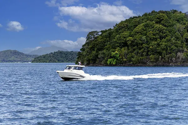 Yüksek hızda bir tekne Tayland, Phuket yakınlarındaki Andaman Denizi 'nden geçiyor..