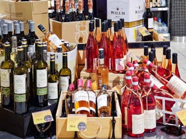 Letonya, Riga, 31 Ekim 2023: Bir gül şarabı San Giorgio Infiniti ve Salento, Puglia, Güney İtalya, SKY ve More alışveriş merkezi Riga 'dan. Letonya