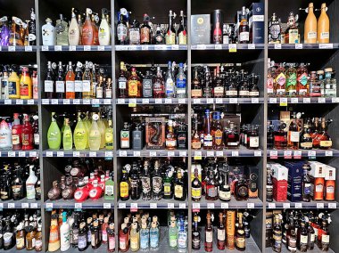LATVIA, RIGA, 10, NOVEMBER, 2023: STOCKMANN alışveriş merkezi Riga, Letonya 'da farklı kalitedeki farklı üreticilerin yüksek kaliteli alkollü içecekler çeşitliliği
