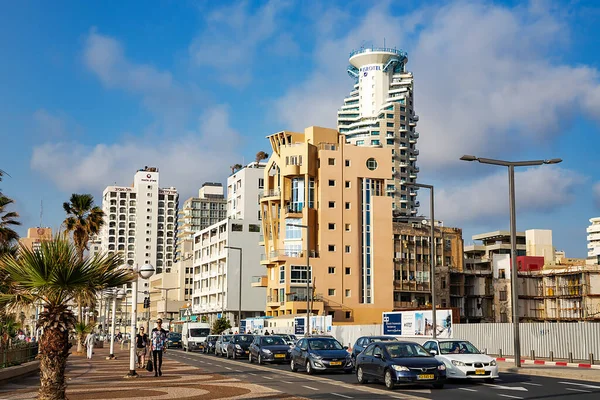 ISRAEL, TEL-AVIV, 12, FEBRUARY, 2018 - Tel Aviv modern otellerde ve şehir trafiğinde yürüyen insanlarla dolanıyor, İsrail