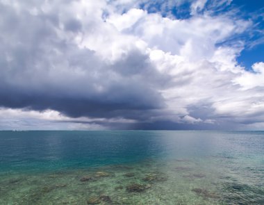Aynı zamanda Tiberias Gölü ya da Kinneret olarak da adlandırılan ve üzerinde kabarık yağmur bulutları bulunan Celile Denizi manzarası. Kuzey İsrail