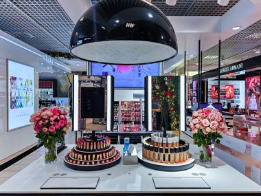 LATVIA, RIGA, 05, JANUARY, 2024: Stockmann alışveriş merkezinde makyaj masası olan güzel modern parfüm ve kozmetik butiği iç mimarisi, Riga. Letonya