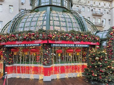 RUSSIA, MOSCOW, 03, HAZİRAN, 2024: Moskova Çay Partisi bayramı sırasında Tverskaya Meydanı 'nda Güzel Noel ve Yeni Yıl ağacı süslemeleri. Yeni yıl ve Noel tatili konsepti.
