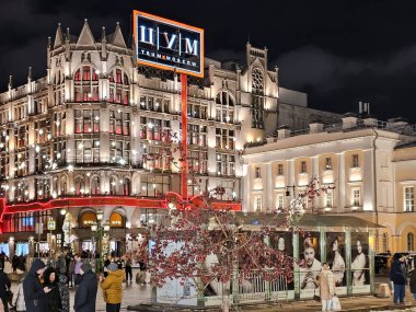 RUSSIA, MOSCOW, JANUARY, 03, 2024: TSUM alışveriş merkezi, şehir merkezinde büyük lüks bir alışveriş merkezi. Şık bir yer..
