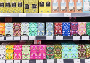 LATVIA, RIGA, 10, HAZİRAN, 2024: Riga 'daki bir hipermarketin raflarında geniş bir PUKKA çayı çeşidi. - Letonya. PUKKA organik ayurvedik ve bitkisel çay üretir.