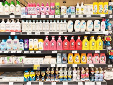 LATVIA, RIGA, 23 AĞUSTOS, 2024: SKY ve Letonya 'daki daha farklı yaşlardaki çocuklar için çeşitli renkli kozmetik ürünleri olan çocuk bölümü