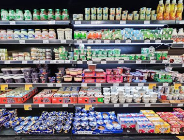 Letonya, Riga, 25 Haziran 2024 - Riga 'daki süpermarketlerin raflarında lezzetli ve sağlıklı biyosüt ürünleri. - Letonya. Süt yağı olmayan doğal ürünler. Gıda kalitesi kavramı.