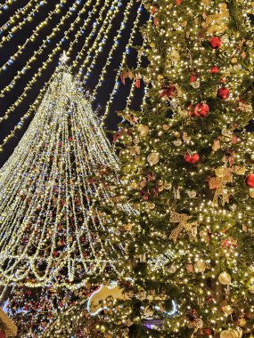 Manezhnaya Meydanı ve Moskova 'da Noel ve yeni yıl süslemeleri. Rusya Yeni Yıl ve Noel tatili konsepti. Noel havası.