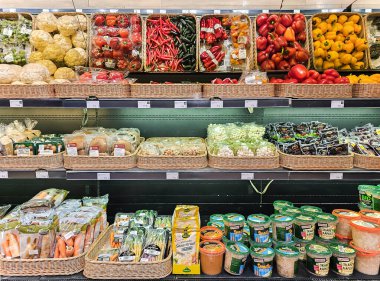 LATVIA, RIGA, JANUARY, 15, 2024: RIMI süpermarketinde çeşitli taze sebze ve meyvelerle dolu büyük bir sebze bölümünün içi, Riga. Letonya