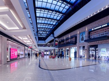 LATVIA, RIGA, 15, JANUARY, 2024: Riga, Letonya 'da cam tavanlı modern çok katlı alışveriş merkezi Akropole' un panoraması