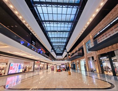 LATVIA, RIGA, 15, JANUARY, 2024: Riga, Letonya 'da cam tavanlı modern çok katlı alışveriş merkezi Akropole' un panoraması