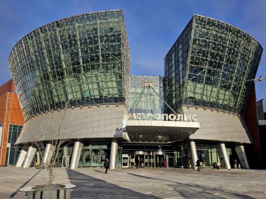 RUSSIA, MOSCOW, 03, JANUARY, 2024: Moskova, Rusya 'da doğal ışık için cam atriyumları olan modern çok katlı Metropolis alışveriş merkezinin ilginç mimarisi. Moskova 'nın en büyük alışveriş merkezlerinden biri 250' den fazla dükkan ve restoran