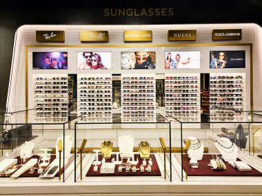 RUSSIA, MOSCOW, 08, JANUARY, 2024: Kuyumcunun modern iç mimarisi ve Moskova, Vnukovo havaalanında bir güneş gözlüğü koleksiyonu. Rusya