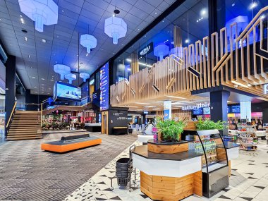 LATVIA, RIGA, 27, FEBRUARY, 2024: Spice alışveriş merkezi Riga 'da çok katlı bir Apollo sinemasının modern iç mekanı. Letonya.