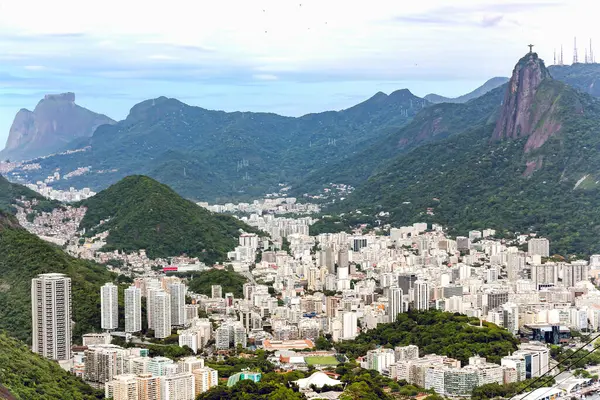 Rio de Janeiro 'daki panorama manzarası, Atlantik Okyanusu' ndaki Sugar Loaf ve Botafogo körfezi, Corcovado Dağı 'ndan izleniyor. Brezilya.