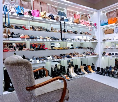 Letonya, Riga, 25 Şubat 2024: Olimpia alışveriş merkezinde arta kalan ayakkabı ve çantaları büyük bir indirimle satan ünlü markaların mağazası. Riga. Letonya