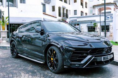 İspanya, MARBELLA, 21 Mayıs 2023: Siyah spor araba Porsche Panamera 4 Marbella, İspanya 'da bulunan Porto Banus şehir caddesinde özel cep telefonu numaralarıyla