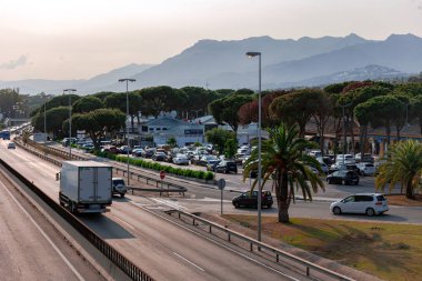 İspanya, MARBELLA, 27 Mayıs 2023: Trafiği çok şeritli otoyolu olan şehir altyapısı ve İspanya 'nın Marbella kentindeki Pirene dağlarının arka planında geniş bir peyzaj