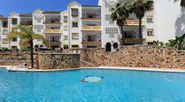 İspanya, Marbella, 25 Mayıs 2023: Elviria, Marbella, İspanya 'da yüzme havuzlu güzel Alanda Club Marbella Oteli. Elviria, Costa del Sol 'da bulunan özel bir yerleşim alanıdır..