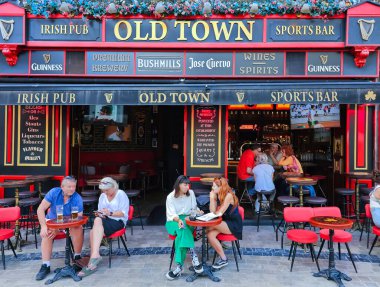 İspanya, MALAGA, 27 Mayıs 2023: Malaga, İspanya 'da ziyaretçileri olan İrlanda' nın kaldırımlı kafe barı. Sokak masalı klasik teras..  