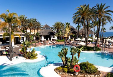 İspanya, Marbella, 23 Mayıs 2023, İspanya, Elviria 'da yüzme havuzları olan Don Carlos Oteli ve Spa Oteli. Elviria, Costa del Sol 'da bulunan özel bir yerleşim alanıdır..