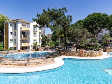 İspanya, Marbella, 25 Mayıs 2023: Elviria, Marbella, İspanya 'da yüzme havuzlu güzel Alanda Club Marbella Oteli. Elviria, Costa del Sol 'da bulunan özel bir yerleşim alanıdır..