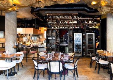 Letonya, Riga, 12 Mart 2024: Riga, Letonya 'da şarap buzdolabı ve çeşitli alkollü içecekler bulunan modern restoran içi
