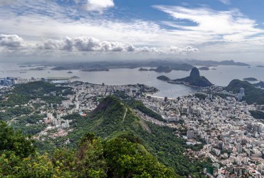Rio de Janeiro 'daki panorama manzarası, Atlantik Okyanusu' ndaki Sugar Loaf ve Botafogo körfezi, Corcovado Dağı 'ndan izleniyor. Brezilya.