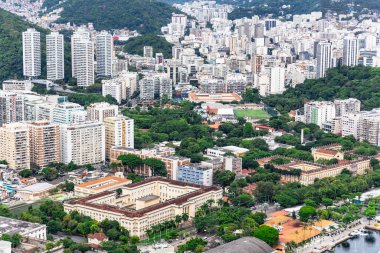 BRAZIL, RIO DE JANEIRO, Kasım 28, 2023: Rio de Janeiro Panorama manzaralı şehir altyapısı Corcovado Dağı 'ndan izlendi. Brezilya. Anahtar sözcük dili: İngilizce