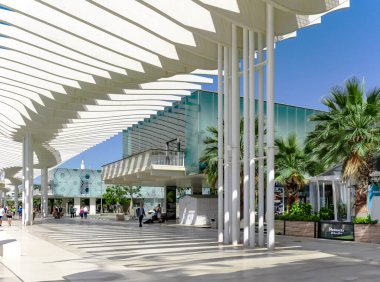 İspanya, MALAGA, MAYIS, 28, 2023: Malaga Pier Wave Roof mimarı Santiago Calatrava tarafından tasarlandı. Costa del Sol. İspanya. Bu, Malaga limanındaki kaldırımın üzerindeki çatı..