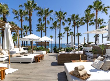 İspanya, Marbella, 26 Mayıs 2023, Elviria, Marbella 'da Akdeniz kıyısında rahat yaz mobilyaları olan Nikki plaj kulübü. İspanya.
